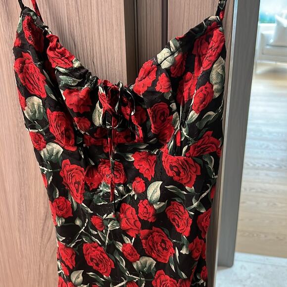 NWT REVOLVE & ROMANCE lovers COMMENSE red roses on black maxi dress M - Picture 6 of 14